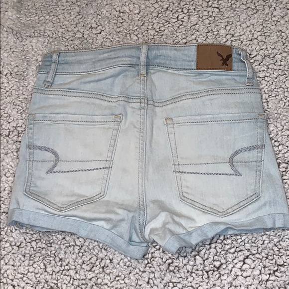 Light wash AEO ripped shorts - Picture 2 of 4